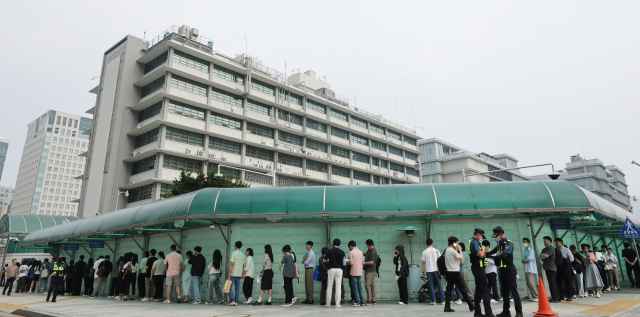 미 국무부가 전 세계 외교 공관에 유학생 비자 인터뷰를 일시 중단할 것을 지시한 가운데 28일 서울 종로구 주한 미국대사관 앞에서 미국 비자를 발급받으려는 사람들이 줄을 서 있는 모습. 연합뉴스
