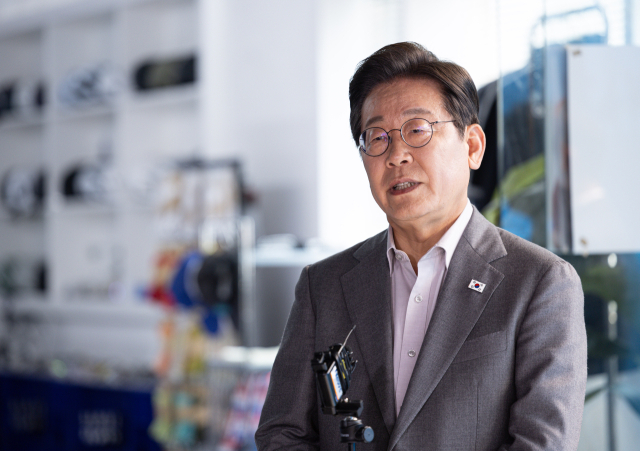 더불어민주당 이재명 대선 후보가 28일 서울 강남구의 한 스튜디오에서 유튜브 라이브 방송을 마친 후 백브리핑하고 있다. 연합뉴스