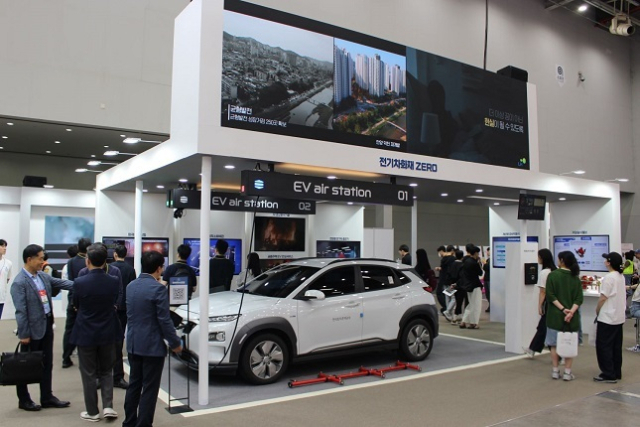 전기차 화재 제로존. 아파트 지하주차장 등에서 전기차 화재가 발생하면 선제적으로 대응할 수 있는 이동식 하부 주수관창, 개선된 준비작동식 스프링클러 시스템(논인터록·부압식) 기술 등을 소개한다. LH 제공