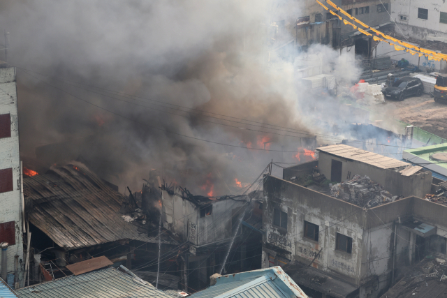 28일 서울 을지로3가역 인근 노후 상가 건물에서 화재가 발생해 불길과 함께 연기가 피어오르고 있다. 연합뉴스
