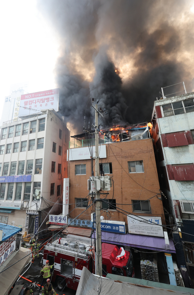 28일 서울 을지로3가역 인근 건물에서 화재가 발생해 소방대원들이 진화작업을 하고 있다. 연합뉴스
