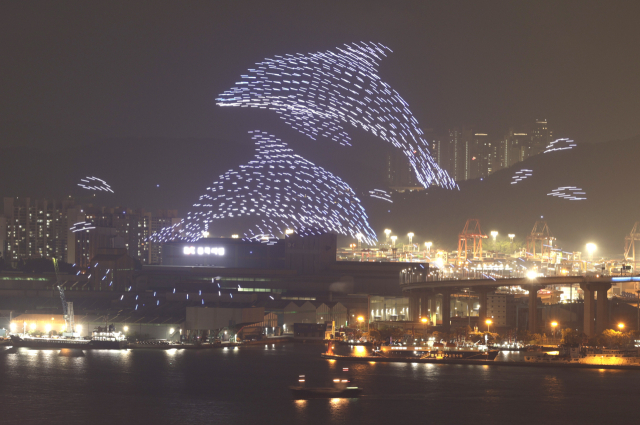 올해 부산항축제가 30~31일 열린다. 지난해 부산항축제 개막식에서 열린 드론 아트쇼. 부산일보DB
