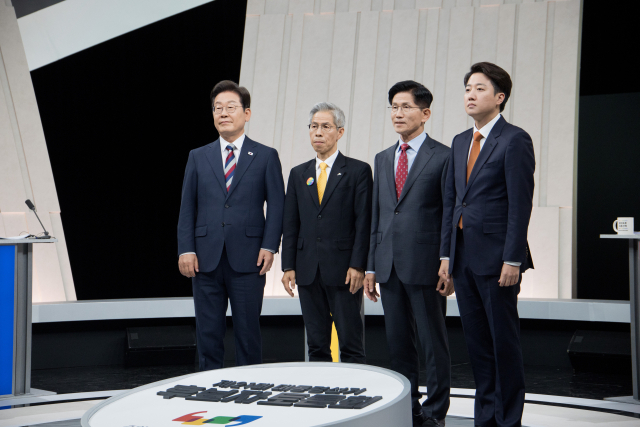 더불어민주당 이재명·민주노동당 권영국·국민의힘 김문수·개혁신당 이준석 대선 후보가 27일 서울 마포구 상암동 MBC 스튜디오에서 진행된 정치 분야 TV토론회에 앞서 포즈를 취하고 있다. 연합뉴스