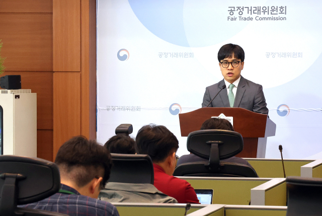 공정거래위원회 박진석 가맹거래조사팀장이 28일 정부세종청사 공정위 기자실에서 카카오T블루 택시 가맹본부인 ㈜케이엠솔루션이 자신의 배차 플랫폼을 이용하지 않고 승객을 태운 경우에도 카카오 가맹 택시 기사로부터 배차 플랫폼 이용료를 징수하도록 부당하게 계약조항을 설정한 행위에 대해 시정명령과 함께 과징금 38억8천2백만 원을 부과했다고 밝히고 있다. 연합뉴스