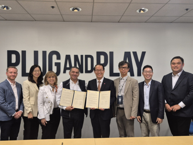 부산시가 27일 글로벌 창업기획사 플러그앤플레이 본사가 있는 미국 실리콘밸리에서 업무협약 의향서를 체결했다. 부산시 제공