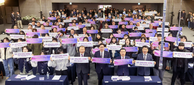 지난 2월 5일 부산 부산상공회의소에서 한국산업은행법 개정 촉구 국회 국민동의청원 출정식이 열려 참석내빈들이 구호를 외치고 있다. 산업은행 본사 부산 이전이 2년째 국회 문턱조차 넘지 못하자 지역 상공계가 국회 청원에 나섰다. 김종진 기자