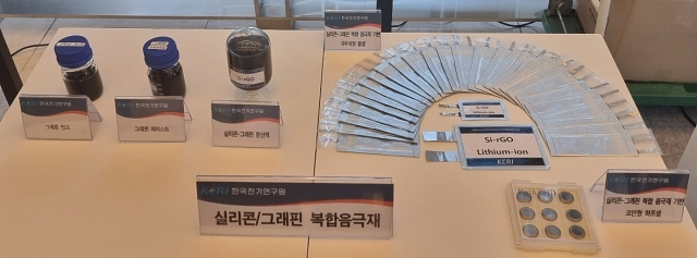 대통령 표창 수상자인 한국전기연구원(KER)I 정승열 책임이 개발한 '실리콘 그래핀 복합 음극재'. KERI 제공