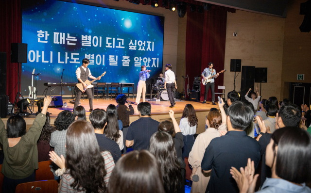 지난 27일 오후 전북 완주군 한국전기안전공사 본사에서 열린 뮤지컬 '6시 퇴근' 관객들이 공연을 즐기고 있다. 전기안전공사 제공