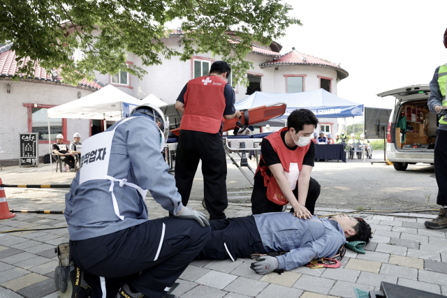 한전KDN, 2025년 상반기 중대재해대비 모의훈련 사고 발생 상황 연출, 119 구급대 구호 모습.한전KDN 제공