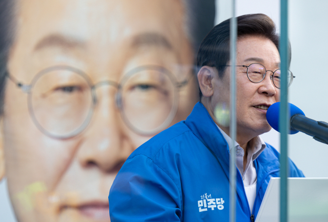 더불어민주당 이재명 대선 후보가 28일 서울 왕십리역 광장에서 열린 성동구·동대문구 집중 유세에 지지를 호소하고 있다. 연합뉴스