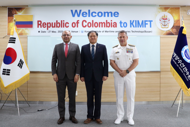 주한콜롬비아대사(알레한드로 펠라에스 로드리게스)와 콜롬비아 해군참모총장(후안 리카르도 로소 오브레곤)을 비롯한 관계자 8명이 해양교육 및 훈련 분야 협력 방안을 논의하기 지난 27일 한국해양수산연수원 부산본원을 방문했다(가운데 김민종 해양수산연수원장). 해양수산연수원 제공