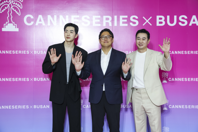 부산콘텐츠마켓은 올해 칸 국제 시리즈 페스티벌의 화제작을 선보이고 출연진의 핑크 카펫 행사를 열며 큰 호응을 받았다. 사진은 '메스를 든 사냥꾼' 감독과 배우들 핑크 카펫 모습. BCM제공