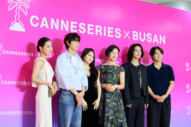 ‘칸시리즈’ 상영작 중 하나인 ‘선녀단식원’ 출연진들이 핑크 카펫에서 관객들에게 인사하고 있다. BCM제공