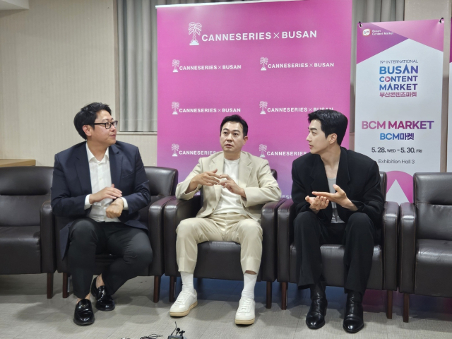 국내외 기자들을 대상으로 ‘메스를 든 사냥꾼’ 감독과 배우가 인터뷰를 하고 있다. 김효정 기자