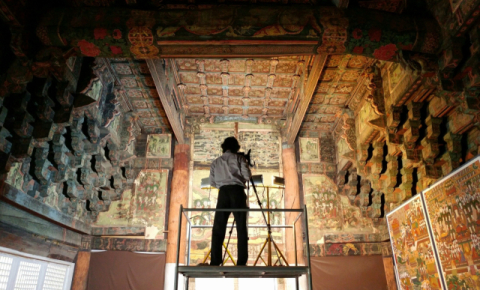 노재학 사진작가가 양산 통도사에서 천정 단청을 찍고 있다. 노재학 제공