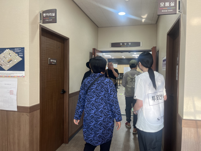 29일 오전 8시 부산 부산진구 양정동 양정1동주민센터 사전 투표소. 소중한 한 표를 행사하기 위해 조금 일찍 하루를 시작한 시민들이 투표소로 향하고 있다. 양보원 기자