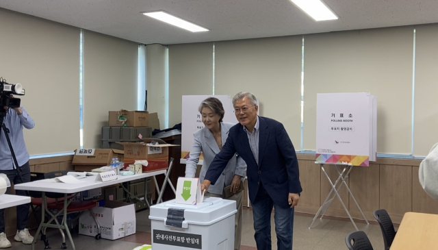 문재인 전 대통령 부부가 29일 오전 9시 하북면 주민자치센터 1층에서 마련된 사전투표소에서 투표를 하고 있다. 김태권 기자