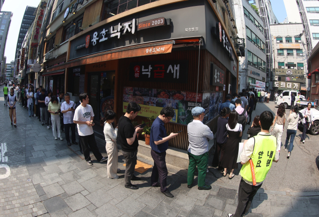 제21대 대통령 선거 사전투표 첫날인 29일 사전투표소가 설치된 서울 중구 소공동주민센터 주위로 유권자들이 투표를 위해 길게 줄지어 서 있다. 연합뉴스