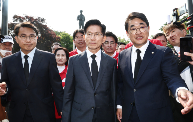 국민의힘 김문수 대선 후보가 29일 인천 중구 자유공원 맥아더 장군 동상을 찾아 참배를 마친 뒤 이동하고 있다. 연합뉴스