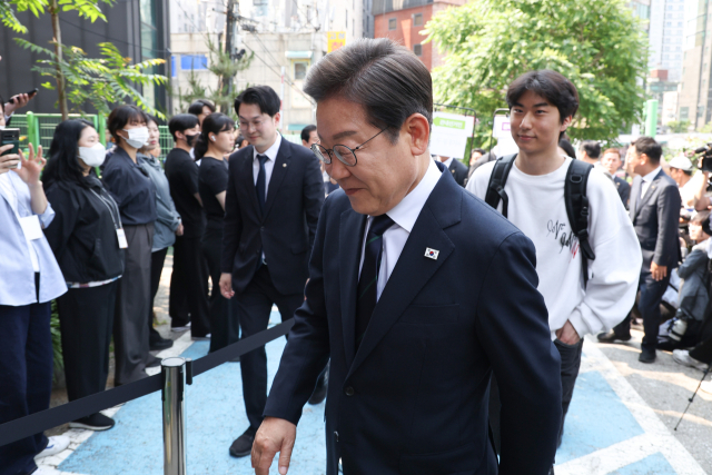 더불어민주당 이재명 대선후보가 21대 대통령선거 사전투표 첫날인 29일 서울 서대문구 신촌동 주민센터 투표소로 들어가고 있다. 연합뉴스