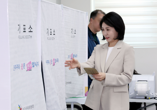 더불어민주당 이재명 대선 후보의 배우자 김혜경 여사가 제21대 대통령선거 사전 투표가 시작된 29일 오전 부산 동구 초량2동 행정복지센터에 마련된 사전 투표소에서 투표하고 있다. 정종회 기자 jjh@