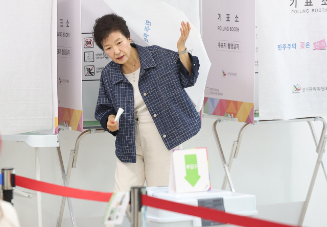 박근혜 전 대통령이 제21대 대통령선거 사전투표 첫날인 29일 대구 달성군 유가읍행정복지센터에 마련된 사전투표소에서 투표하고 있다. 연합뉴스