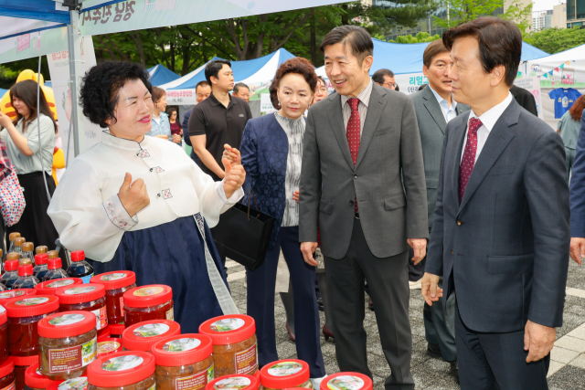 지난 22일부터 23일까지 서울 서초구청 광장에서 열린 ‘진주의 날’ 농특산물 특별기획전에서 지역 농특산물 1억 2800만 원어치가 판매됐다. 진주시 제공