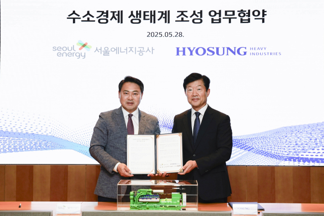 효성중공업이 서울에너지공사와 수소경제 생태계 조성을 위한 업무협약을 체결하고 기념사진을 촬영했다. (오른쪽부터) 효성중공업 우태희 대표, 서울에너지공사 황보연 사장. 효성중공업 제공