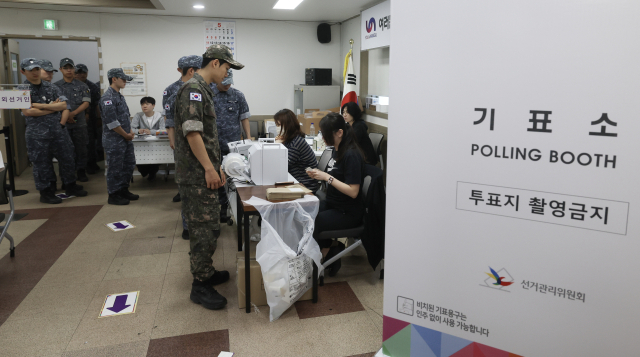 21대 대선 사전투표 첫날인 29일 부산 남구 용호4동 주민센터에 마련된 사전투표소를 찾은 해군작전사령부 장병들과 시민 등이 소중한 한 표를 행사하고 있다. 김종진 기자 kjj1761@