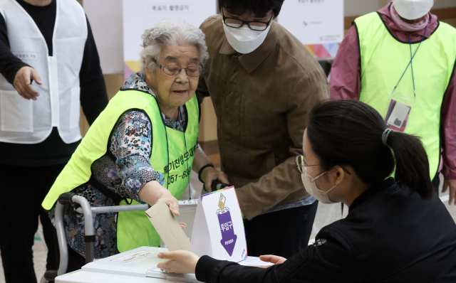 제21대 대통령선거 사전투표 첫날인 지난달 29일 부산 남구 용호4동 주민센터에 마련된 사전투표소를 찾은 유권자가 소중한 한 표를 행사하고 있다. 김종진 기자 kjj1761@