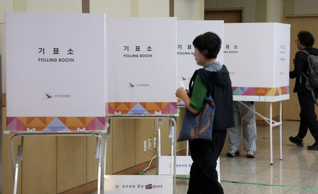 제21대 대통령선거 사전투표 첫날인 29일 부산 남구 용호4동 주민센터에 마련된 사전투표소를 찾은 시민 등이 소중한 한 표를 행사하고 있다. 부산 사전투표는 오는 30일까지 이틀간 오전 6시~오후 6시 투표소 206곳에서 진행된다. 김종진 기자 kjj1761@