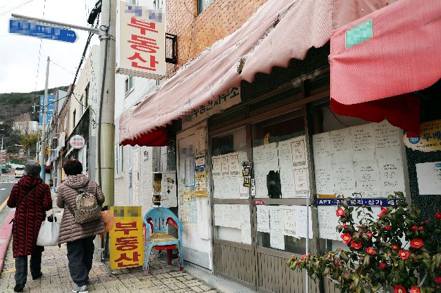 지난 3월 부산 동구의 공인중개사 사무소 모습. 부산일보DB