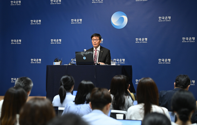 이창용 한국은행 총재가 29일 서울 중구 한국은행에서 열린 금융통화위원회 금리 결정에 대한 기자간담회에서 발언하고 있다. 연합뉴스