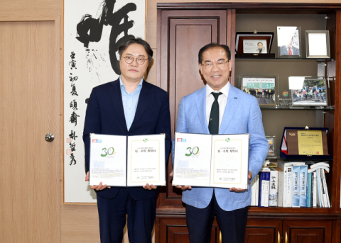 (왼쪽부터) 김순석 신라대 평생교육원장, 조병길 사상구청장.