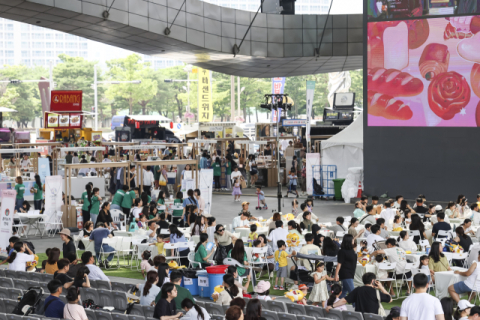 2024 부산푸드필름페스타 기간 중 많은 관객들이 영화와 함께 음식을 즐기고 있다. BFFF 제공