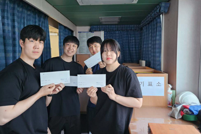 선상투표에 참여하고 있는 팬오션 PAN KOMIPO호 선원들. 선원노련 제공