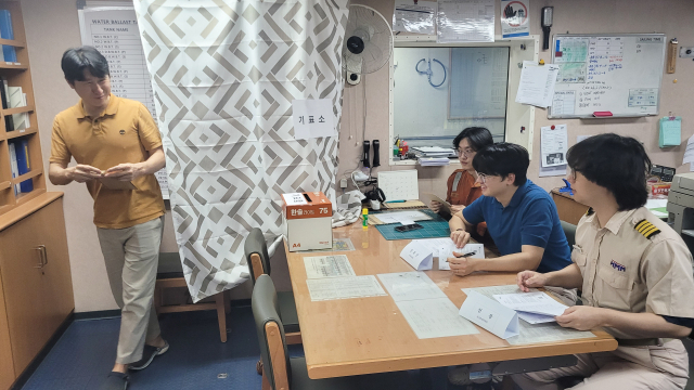 선상투표에 참여하고 있는 HMM 블레싱호 선원들. 선원노련 제공