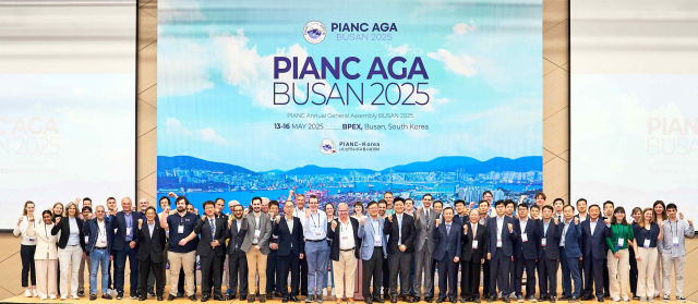 지난 16일 부산항국제전시컨벤션센터(BPEX)에서 국제수상교통시설협회(PIANC) 연차총회 프로그램 중 기술세미나를 마친 참가자들이 화이팅을 외치고 있다. 한국수상교통시설협회 제공