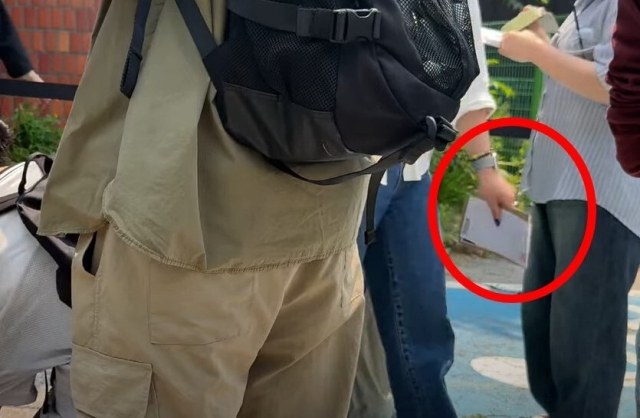 29일 오전 서울 서대문구 구 신촌동 주민센터 사전투표소에서 포착된 투표용지 추정 물체 모습. 유튜브 '애국청년 박준영' 갈무리