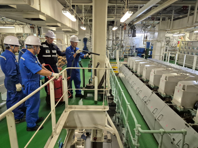 한국해양교통안전공단(KOMSA)이 선원의 비상훈련 임무숙지 상태를 점검하는 모습. KOMSA 제공