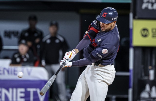 시원하게 방망이를 휘두르는 롯데 자이언츠 빅터 레이예스. 레이예스는 지난해 이어 올해도 200안타 이상을 기록할 것으로 예상되면서 최다안타 1위를 노리고 있다. 롯데 자이언츠 제공