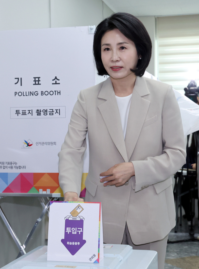 더불어민주당 이재명 대선후보의 배우자 김혜경 여사가 부산 민심을 얻기 위해 29일 부산 동구에서 사전 투표하고 있다. 정종회 기자 jjh@