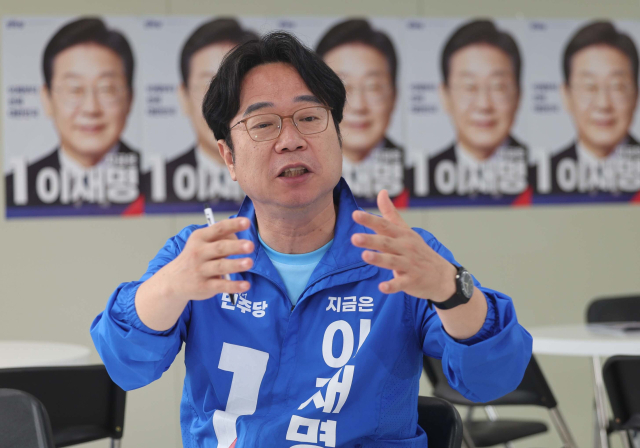 더불어민주당 부산 선거대책위원회 총괄선대위원장인 이재성 부산시당위원장이 29일 <부산일보>와 인터뷰를 하고 있다. 이재찬 기자 chan@