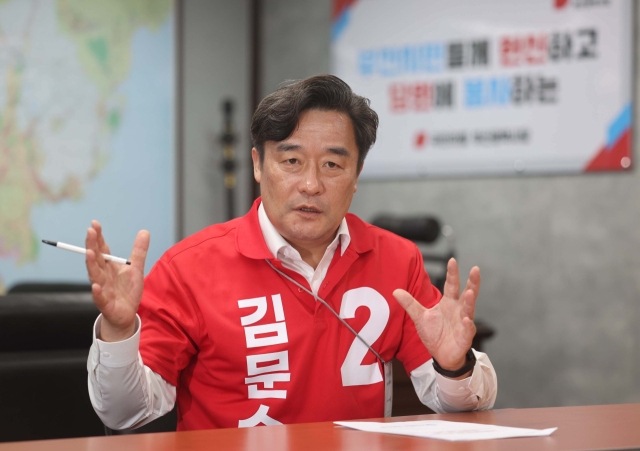 국민의힘 부산 선거대책위원회 총괄선대본부장인 정동만 부산시당 직무대행이 29일 <부산일보>와 인터뷰를 하고 있다. 이재찬 기자