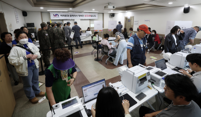 21대 대통령선거 사전 투표 첫날인 29일 부산 남구 용호4동 주민센터에서 시민들이 소중한 한 표를 행사하고 있다. 사전 투표는 30일까지 이틀간 오전 6시~오후 6시까지 진행된다. 김종진 기자 kjj1761@