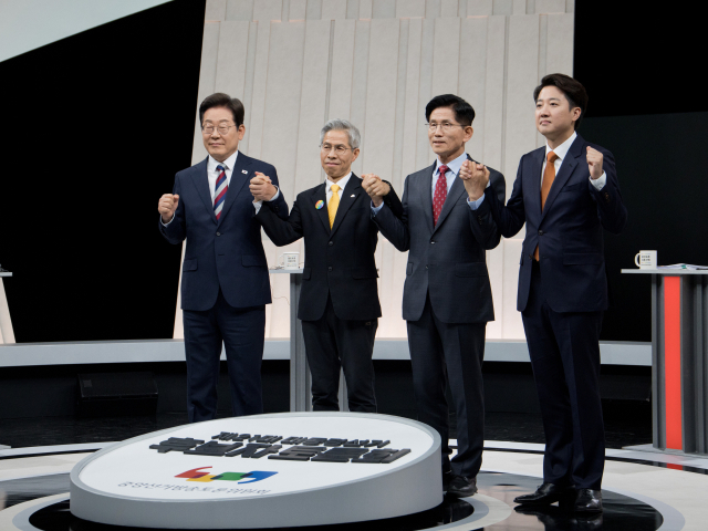 더불어민주당 이재명(왼쪽부터), 민주노동당 권영국, 국민의힘 김문수, 개혁신당 이준석 대선후보가 지난 27일 정치 분야 TV토론회에 앞서 포즈를 취하고 있다. 연합뉴스