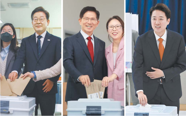 21대 대선 사전 투표 첫날인 29일 더불어민주당 이재명(왼쪽부터) 후보가 서울 서대문구 신촌동 에서 청년들과, 국민의힘 김문수 후보는 인천 계양구 계양1동에서 딸 김동주 씨와, 개혁신당 이준석 후보는 경기도 화성시 동탄9동에서 사전 투표를 하고 있다. 연합뉴스