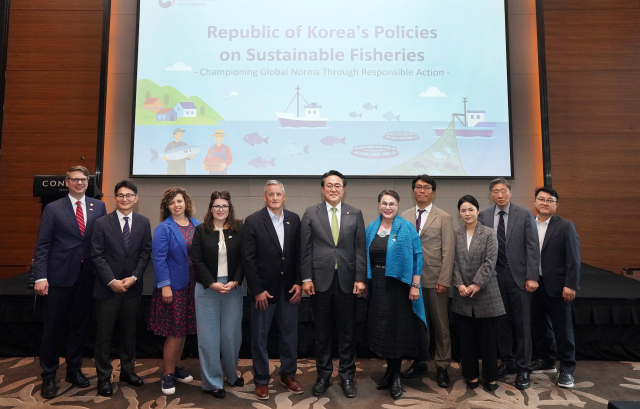 강도형 해양수산부 장관이 29일 미국 하원 천연자원위원회 방한단과 기념 촬영을 하고 있다. (왼쪽부터) 닉 베기치 의원, 최현호 해수부 국제협력정책관, 셀레스트 멀로이 의원, 사라 엘프레스 의원, 브루스 웨스터만 위원장, 강도형 장관, 해리엇 헤이그만 소위원장, 임태훈 해수부 어업정책과장, 김정례 사무관, 홍래형 수산정책실장, 강동양 원양산업과장. 해수부 제공