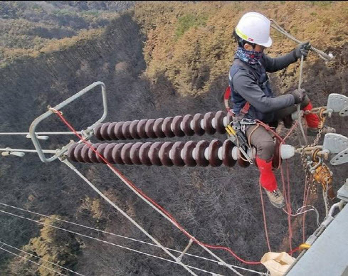 한국전력공사 직원이 사상 최악의 영남 지역 산불로 손상된 송전철탑 위 애자(뚱딴지)를 교체하고 있다. 한전 제공