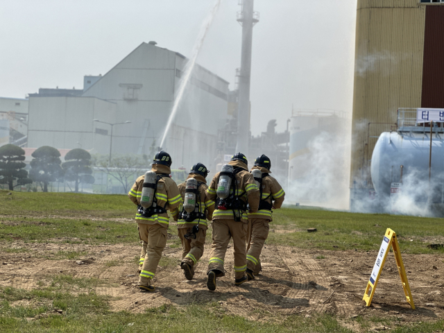 한국서부발전은 29일 태안발전본부에서 ‘2025년 재난대응 안전한국훈련’을 진행했다. 사진은 발전소 화재 상황을 가정한 훈련 장면. 서부발전 제공